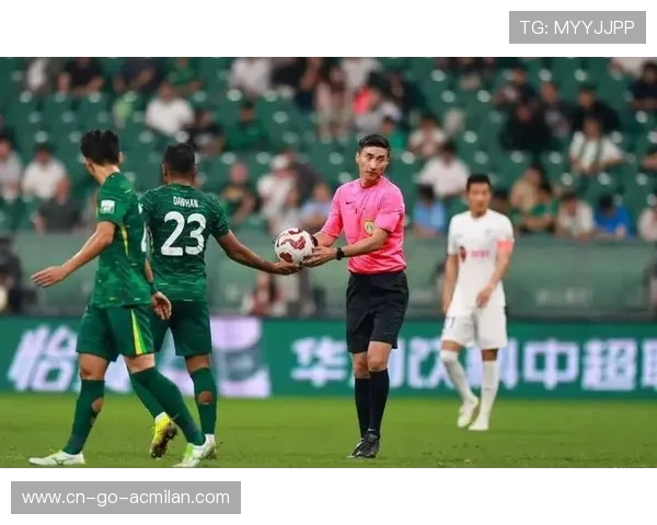 主裁判整体发挥稳健但关键判罚再引争议引发外界持续热议 主裁判整体发挥稳健但关键判罚再引争议引发外界持续热议