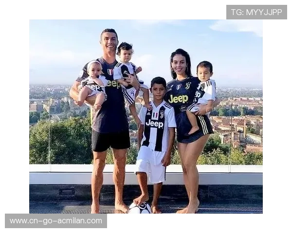 C罗晒全家福，五个孩子再次吸引全网