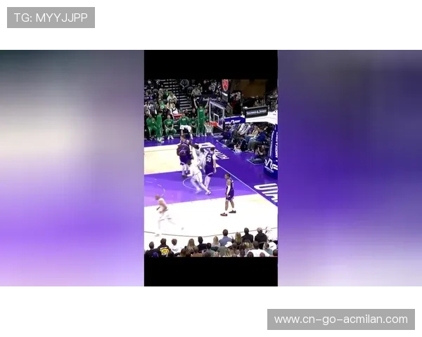 布朗突破上篮打成 2+1 展现强悍身体对抗