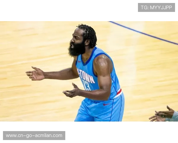 哈登强突篮下制造空位，76人外线群持续开火